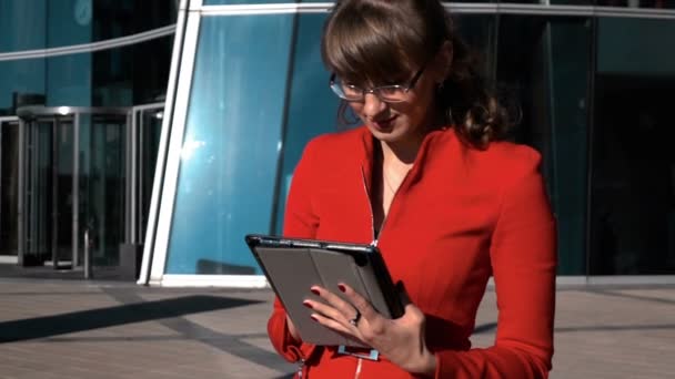 Business woman holding a digital tablet. — Stock Video