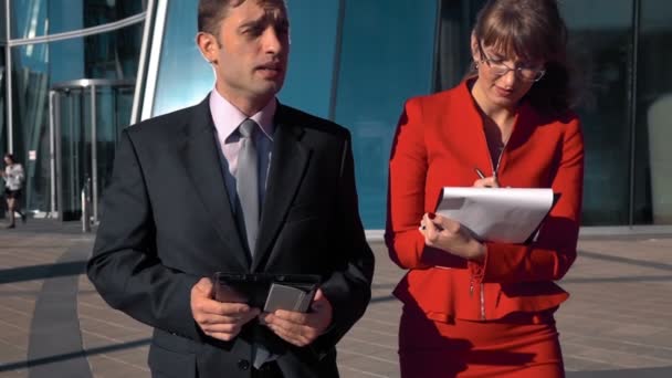 Businesswoman and businessman with tablet computer — Stock Video