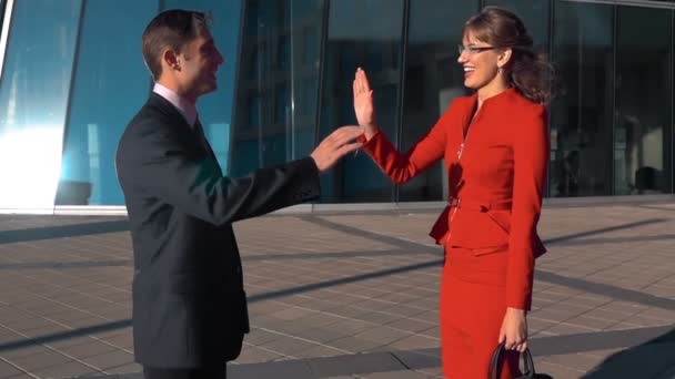 Gente de negocios alta cinco al aire libre — Vídeos de Stock