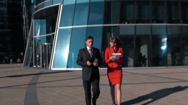 iş kadını ve işadamı ile tablet bilgisayar