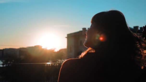 Portrait de femme heureuse se retournant au coucher du soleil — Video