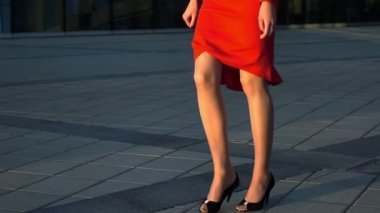 Seksi iş kadını yürüyüş