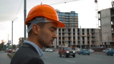 Turuncu bir kask Builder'da yapıyor çağrı