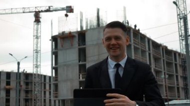 İşadamı yeni inşaat yakınındaki dijital panelini kullanma