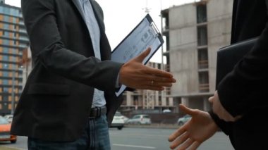 El sıkışan iki üreticileri