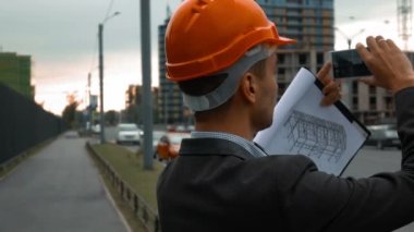 İnşaat fotoğraflarını akıllı telefon ile mühendis