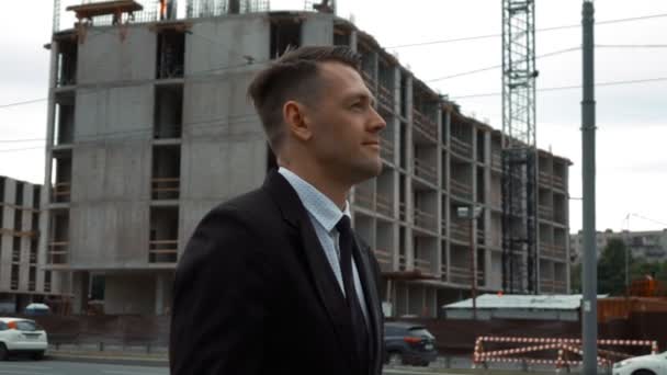 Businessman walking near construction — Stock Video