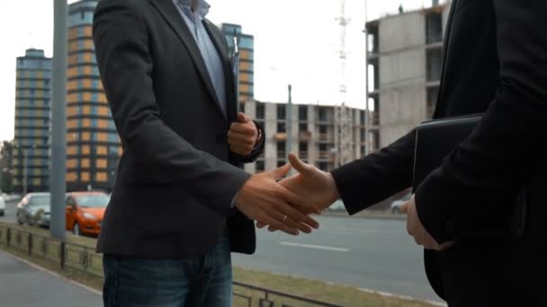 Zwei Bauarbeiter geben sich die Hand — Stockvideo