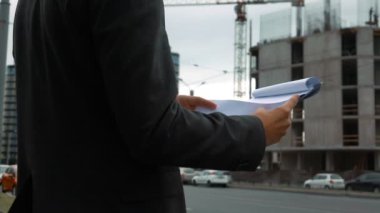 Proje yöneticisi kontrol inşaat planı