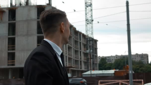 Businessman walking near construction — Stock Video