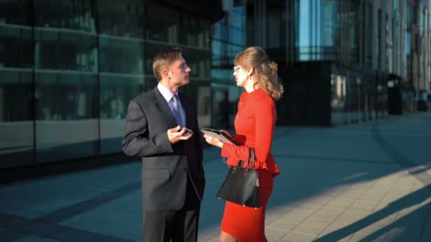 Empresário rejeitando oferta de empresária — Vídeo de Stock