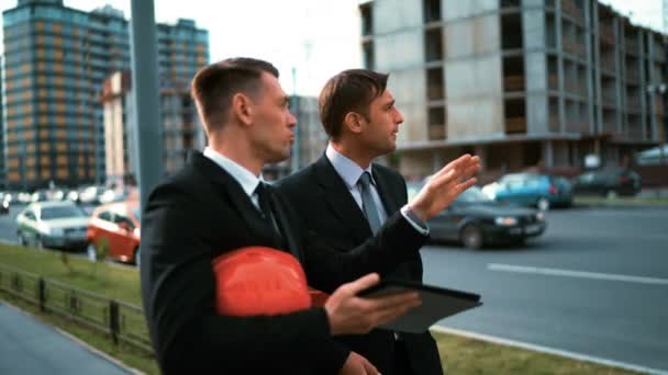 Dva architekt zákazníci diskutovat o jejich projektu pomocí počítače Tablet Pc — Stock video