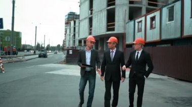 Yeni inşa edilmiş bina üç Mimarlar tartışmak
