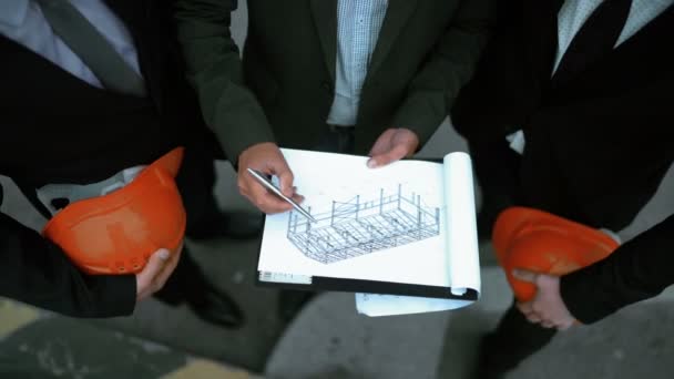 Gli uomini d'affari firmano documenti di architettura — Video Stock