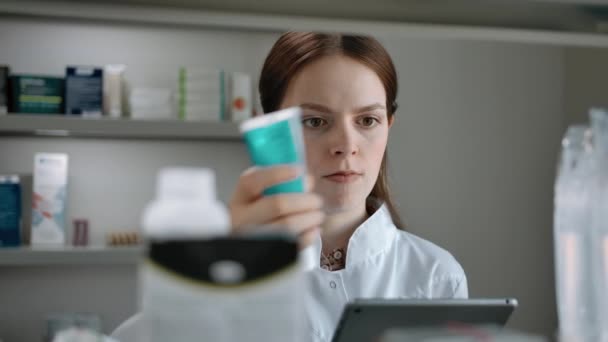 Кавказка проверяет наличие лекарственных средств с помощью цифрового планшета — стоковое видео