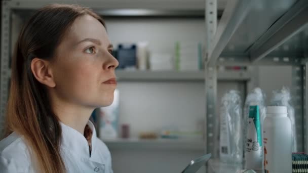 Belle femme vérifie les médicaments dans la pharmacie — Video