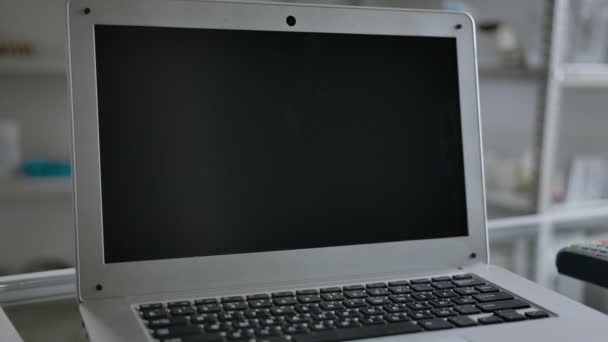 Dolly z ekranu laptopa wewnątrz apteki do zastąpienia z zawartością — Wideo stockowe