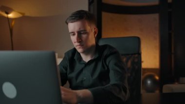 Konforlu ev içi bilgisayarda çalışan bir çalışan.