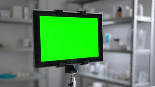 Tableta de pantalla verde PC interior de farmacia lista para rastrear — Vídeos de Stock