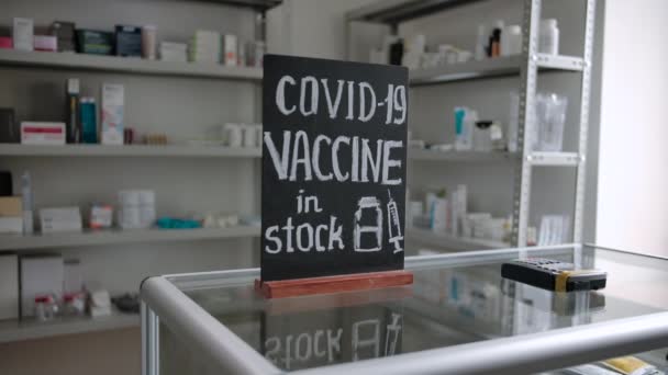 Vacina COVID-19 em stock inscrições num quadro-negro numa farmácia — Vídeo de Stock