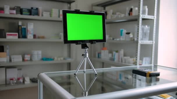 Exibição de tela verde de almofada digital interior da loja de drogas. — Vídeo de Stock