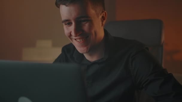 Καυκάσιος άνδρας χαμογελάει έντονα ενώ μιλάει σε online συνέδριο — Αρχείο Βίντεο