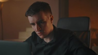 Kızgın Kafkasyalı osuruklu adam yorumlarda nefret edenler tarafından tüttürüldü.