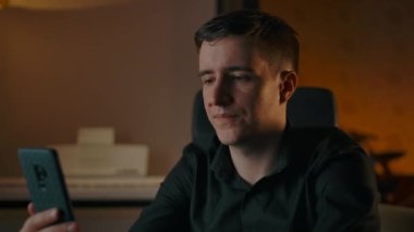 Mutlu erkek, ev içi konforlu evin içerisindeki bir video aracılığıyla sohbet ediyor.