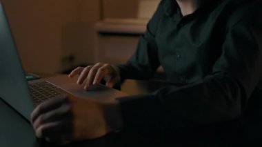 Bilgi aramak için laptopları kullanan beyaz bir adamın ciddi yüzü.