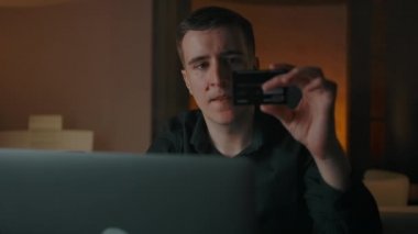 Kendini izole eden genç bir işadamı kredi kartıyla alışveriş yapar.