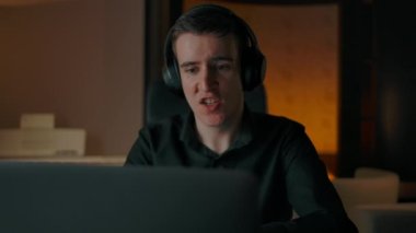 Çılgın adam kulaklıkla şarkı söylüyor. Evin iç kısımlarında.