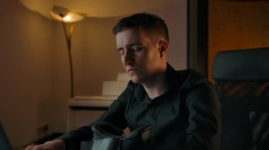 Beyaz erkek, VR kulaklıklarıyla evin içini kolaçan ediyor.