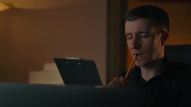 Bir adam bir ders verir, düşünür ve bir not bırakır.