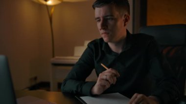 Kafkasyalı erkek, sıkı matematik denklemini çalışırken çözmeyi düşünür. 