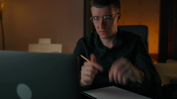 Aluno masculino coloca em óculos e bate-papos em conferência on-line em casa — Vídeo de Stock