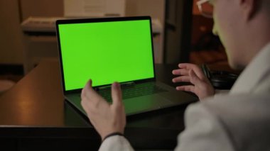 Ekin adam çevrimiçi meslektaşlarıyla konuşuyor.