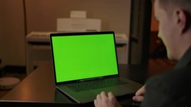 Kırpıcı evde video görüşmesi yapıyor.