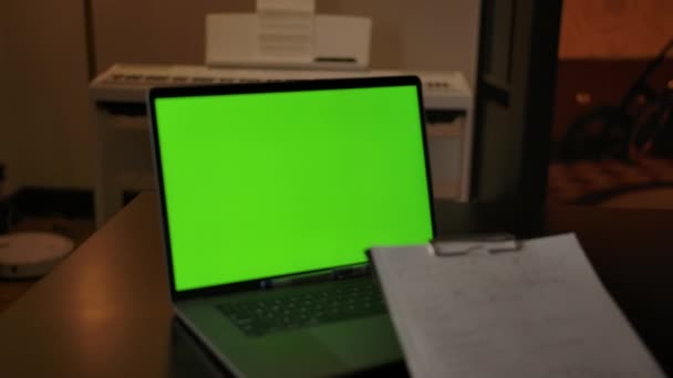 ノートパソコンの近くでノートを作ってる — ストック動画