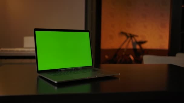Laptop dengan kromakey di atas meja — Stok Video