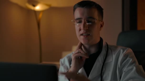 Mužský lékař ukazuje, jak sondovat lymfatické uzliny na online komunikaci — Stock video