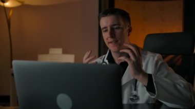 Doktor, bir hastayı internetteki bir konferans görüşmesiyle tedavi etmekten bahsediyor.