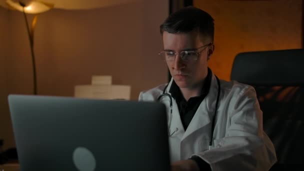 自信的医生在笔记本电脑上为病人提供咨询信息 — 图库视频影像