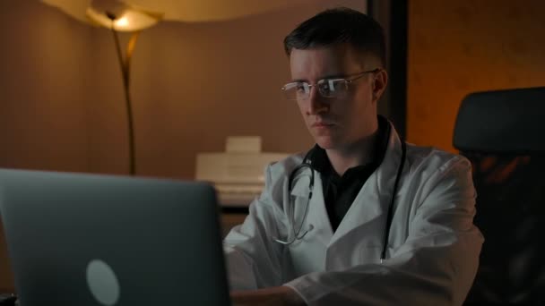 认真的医生通过笔记本电脑和摄像头在网上咨询病人 — 图库视频影像