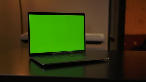 Notebook che mostra lo schermo verde sta su una scrivania, copiare lo spazio per incollare. — Video Stock