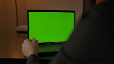 Dizüstü bilgisayarlı web kamerasıyla Chromakeyed ekran ile çevrimiçi arama yapan tanımlanamayan adam