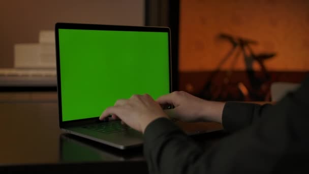 Hombre irreconocible sin rostro escribiendo algo en la computadora portátil de pantalla verde — Vídeo de stock