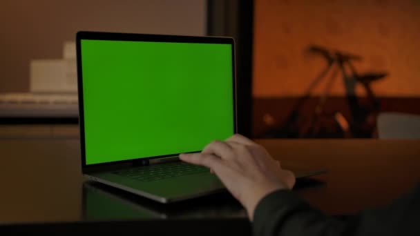 顔のない男性が緑色の画面のラップトップキーボードに何かを入力する — ストック動画
