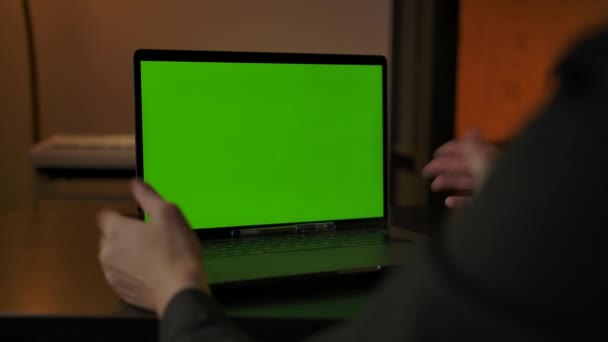 Hombre sin rostro haciendo llamada en línea a través de webcam portátil con pantalla cromada — Vídeo de stock
