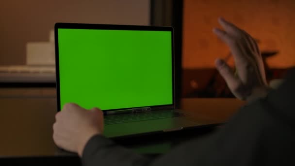 Hombre sin rostro saludando de la mano como saludo en la llamada en línea a través de ordenador portátil con chromakey — Vídeo de stock