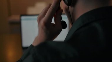 Çevrimiçi çağrı merkezi evden çalışıyor. Laptop ekranının arkasında beyaz erkek..